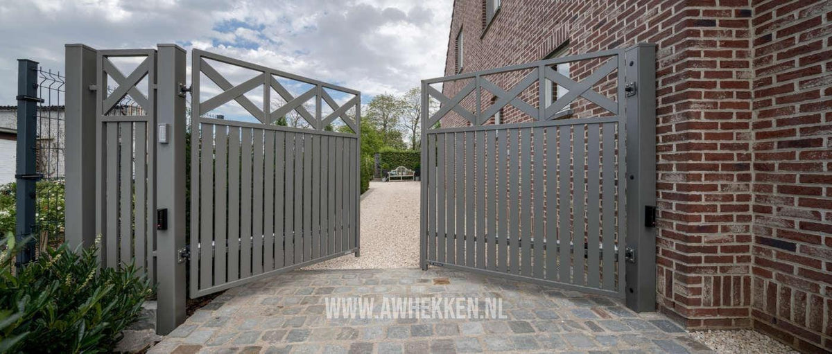 landelijke toegangspoort met kruizen