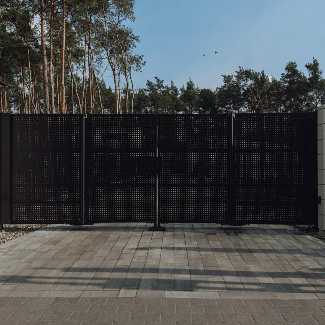 Moderne vouwpoort met een geperforeerde plaat in het zwart.