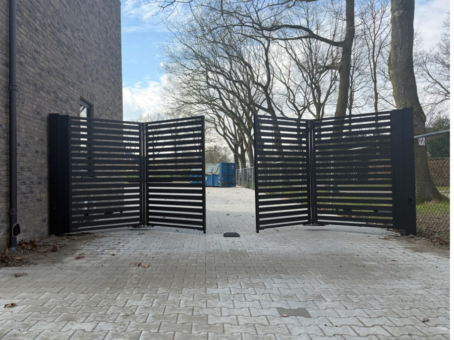 Vouwpoort in houtlook bij een moderne woning