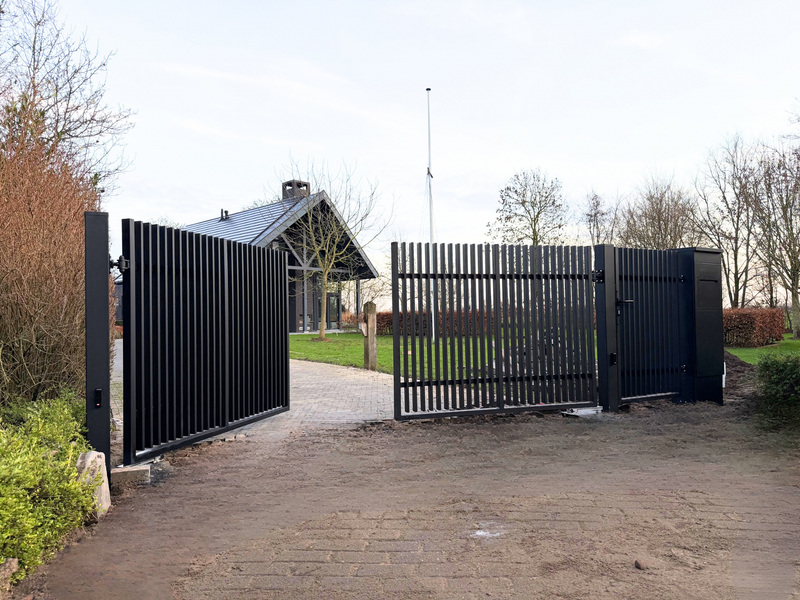 Zwarte draaipoort AW 10.78 met verticale spijlen