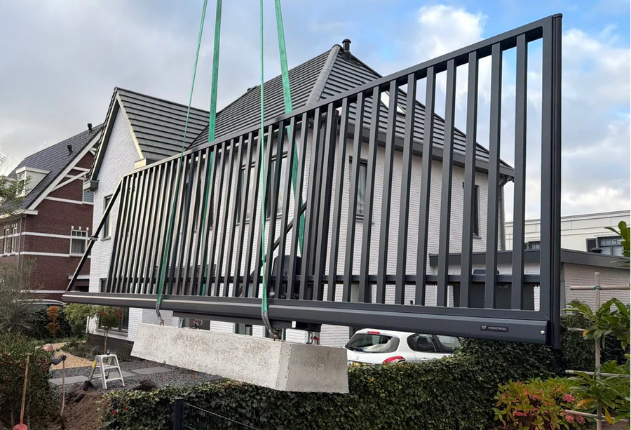 Elektrische schuifpoort bij een vrijstaande woning