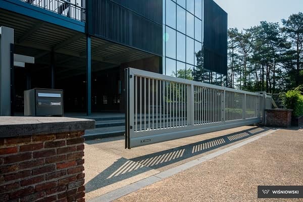 Industriële schuifpoort op een bedrijfsterrein