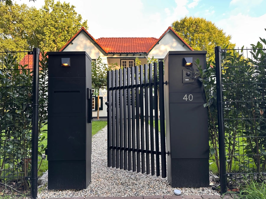 Looppoort met spijlen naast een schuifpoort