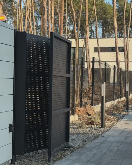 bewegende zwarte vouwpoort video bij een moderne woning.